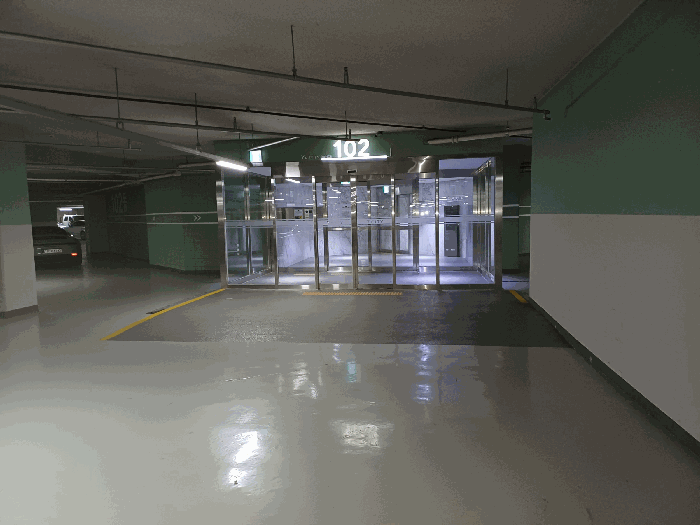 건물 입구(지하)