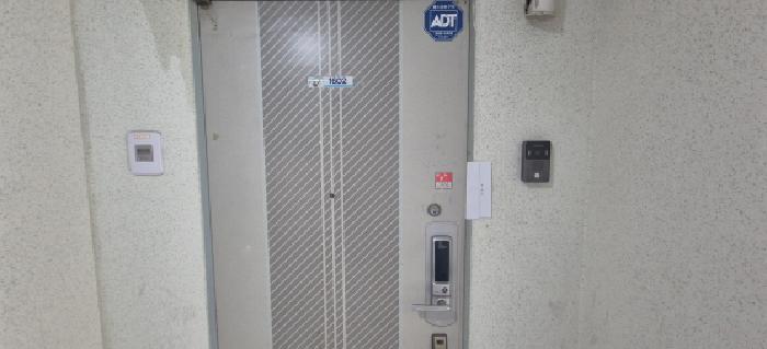 전유세대 출입문(현황조사 안내문 부착)