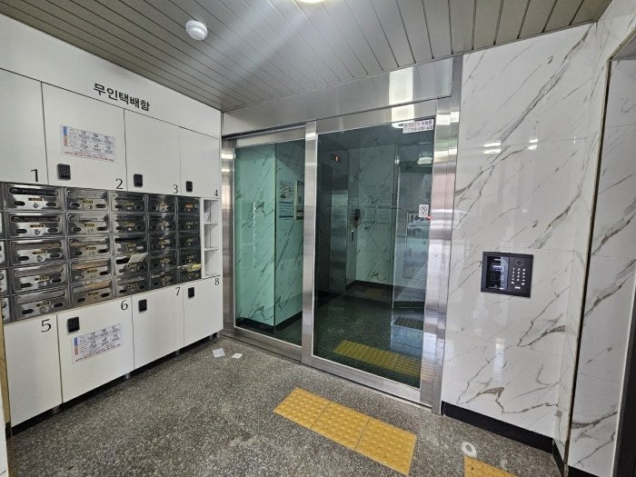 본건1층 출입문