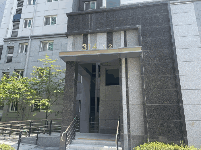 1층 출입구 전경