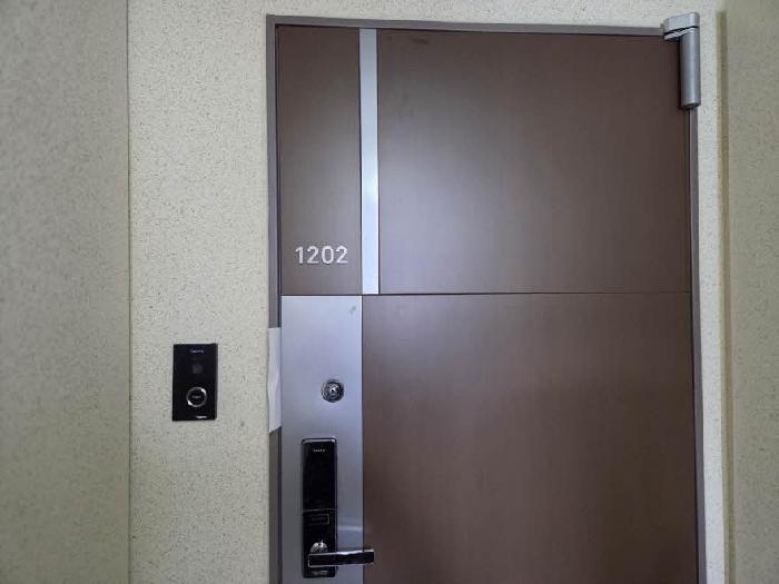 본건 1202호 현관문
