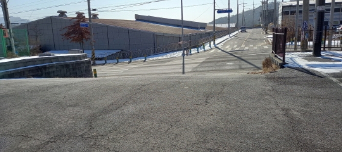 본건 공장 입구