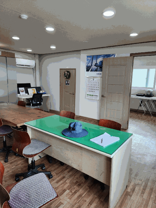 사무실 건물 내부 전경