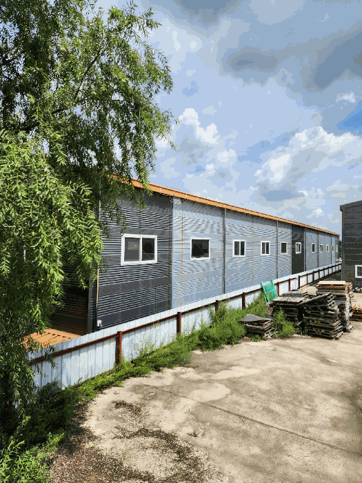 공장 건물 후면 전경