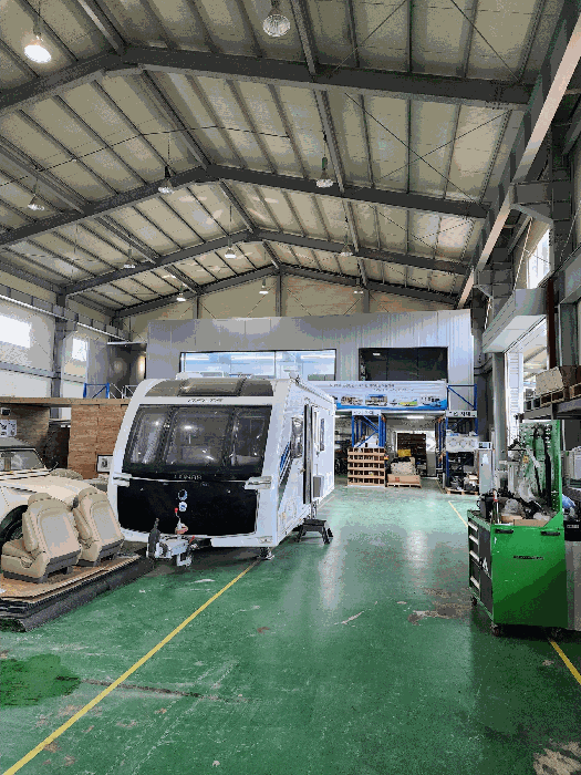 공장 건물 내부 전경