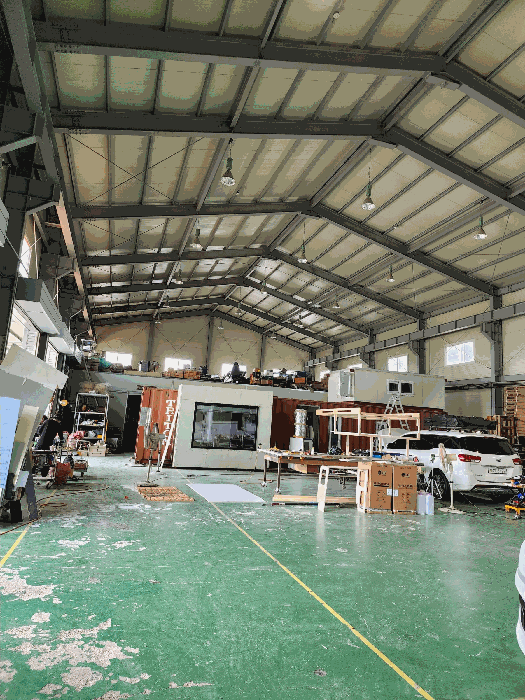 공장 건물 내부 전경