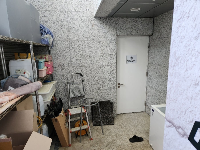 본건 남동측 외부 출입문