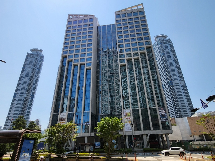 본건 건물 전경
(동측)