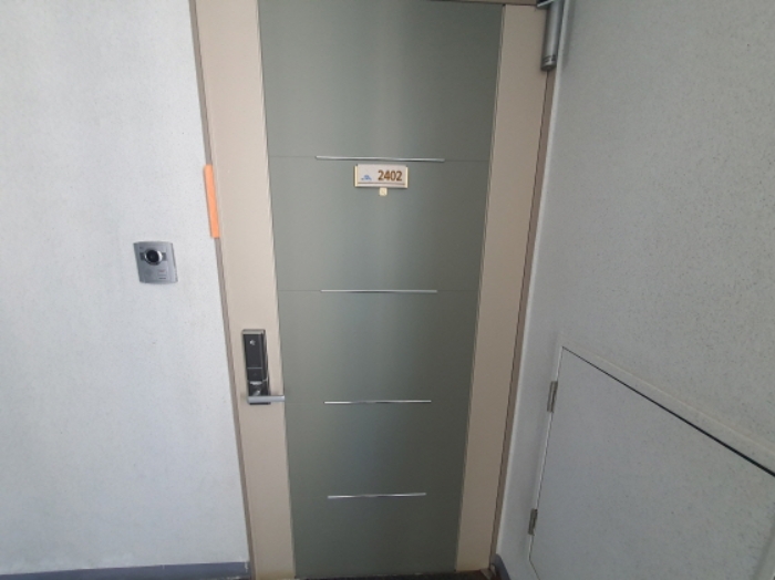 2402호 현관