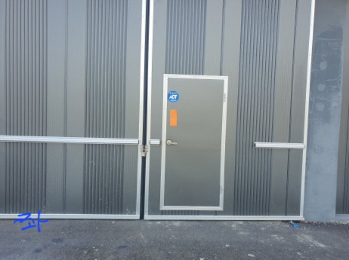 현장사진(좌측건물 출입문)