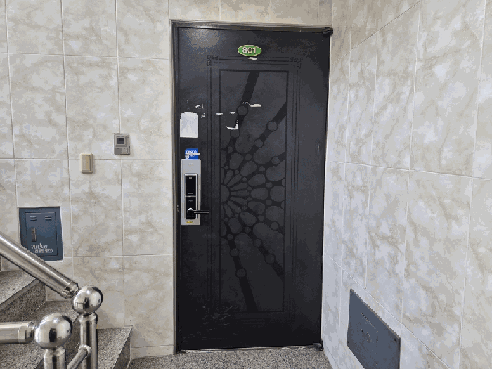 2 본건 8층 801호 현관문