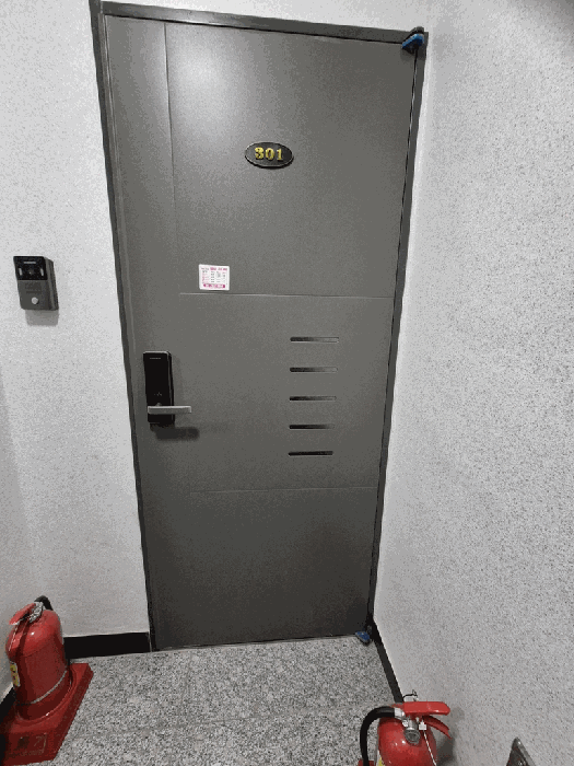 301호 현관