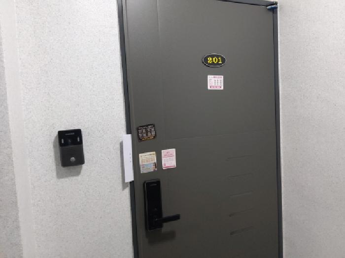 * 본건 목적물 전경(201호 현관문)