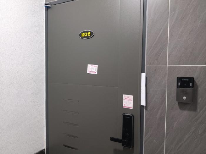 * 본건 목적물 전경(202호 현관문)