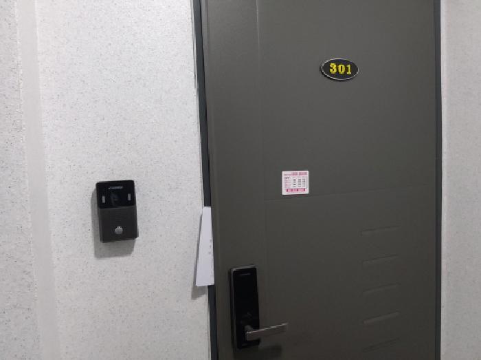 * 본건 목적물 전경(301호 현관문)