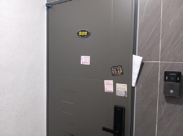 * 본건 목적물 전경(302호 현관문)