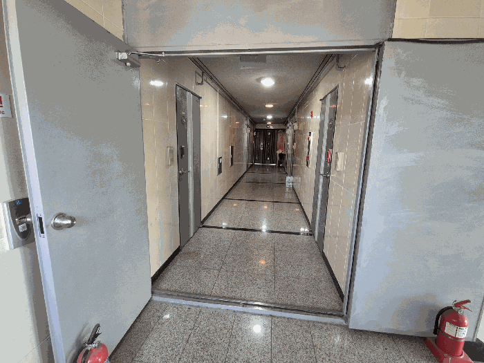 본건 기호(3) 5층 복도 전경