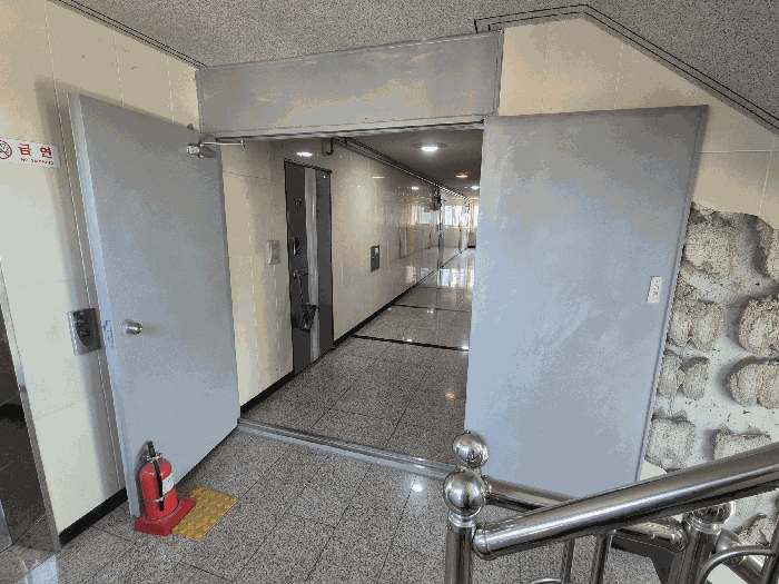 본건 기호(3) 4층 복도 전경