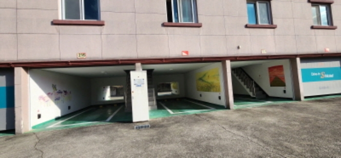 기호2번 2층 여관 아래 계단실 및 주차장시설