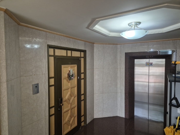 일련번호 가) 출입문 및 복도 전경