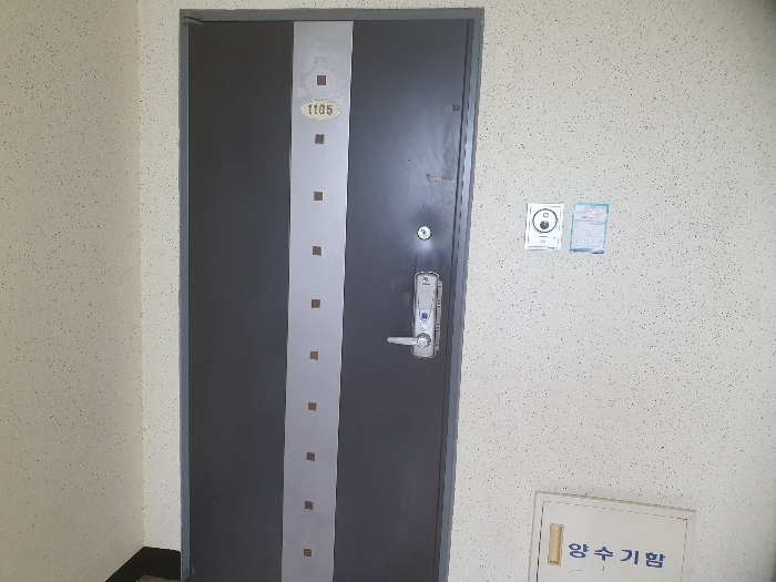 본건 1105호 출입문
