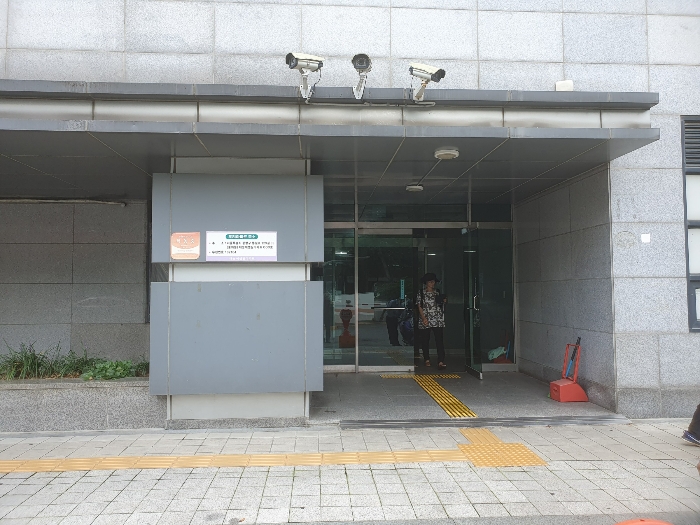 본건 후면 주 출입구