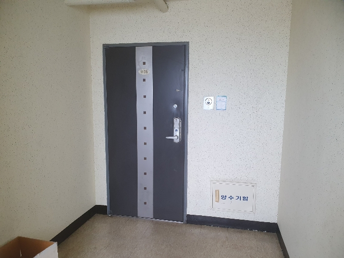 본건 1105호 입구 및 외현관