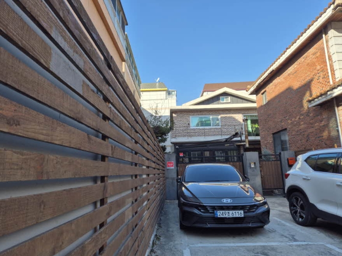 출구 옆 내벽(주차시설)