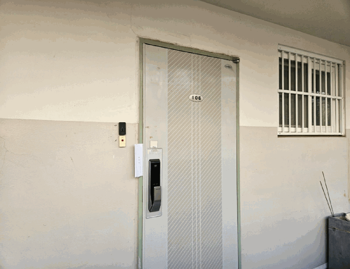 [본건 세대 현관문]