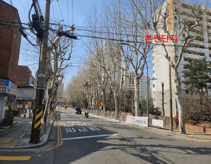 [본건 남동측 도로변 주위환경]