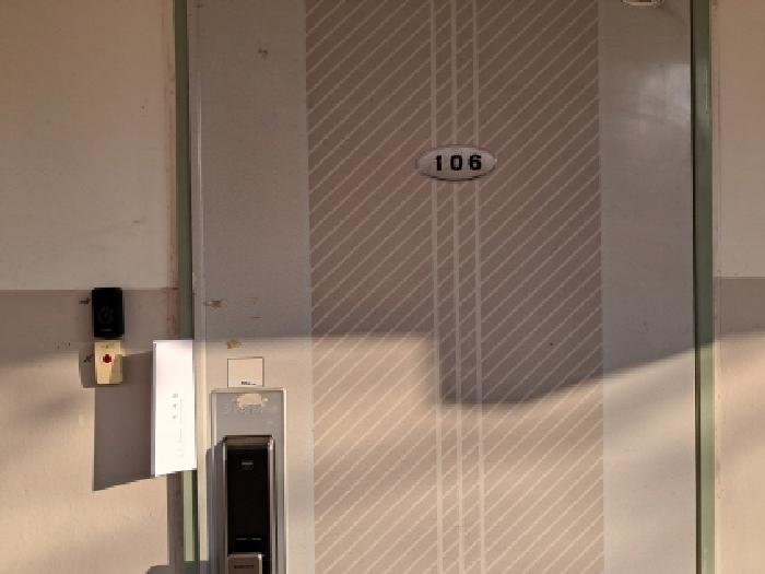 106호 출입문