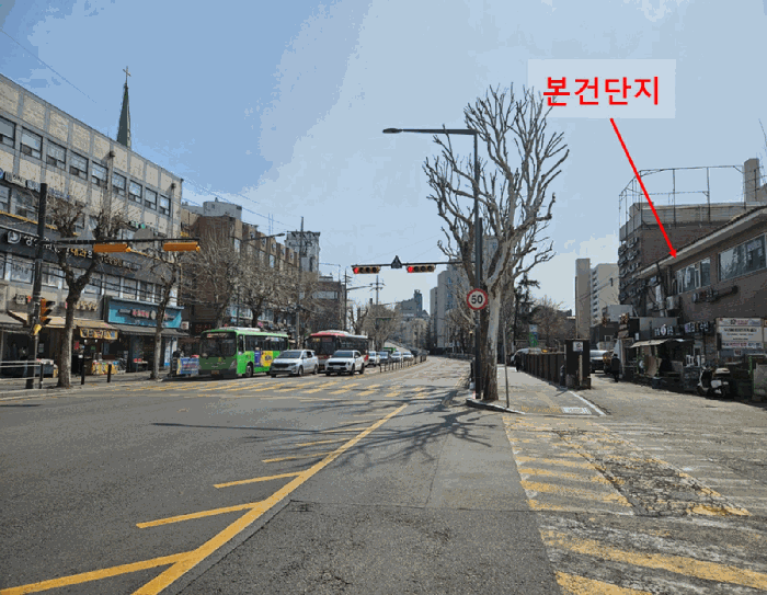 [본건 북동측 도로변 주위환경]