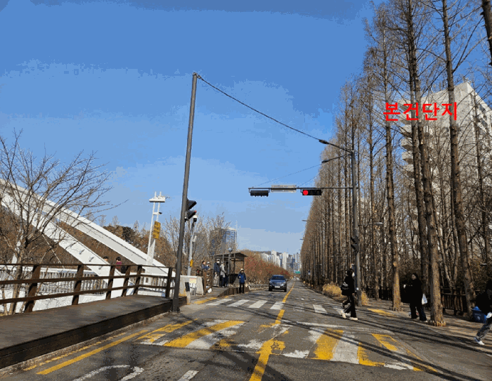 [본건 북서측 도로변 주위환경]