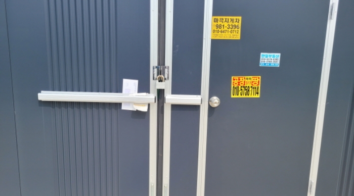 증축 건물 출입문(안내문)