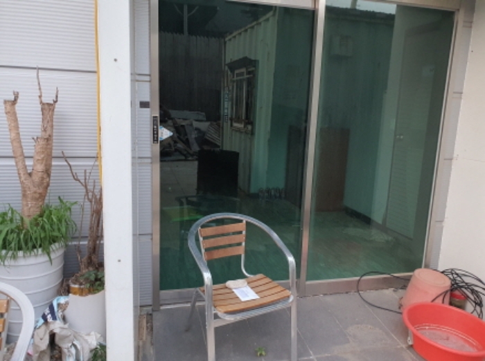 목록 3. 부동산 출입문(의자 위에 안내문)