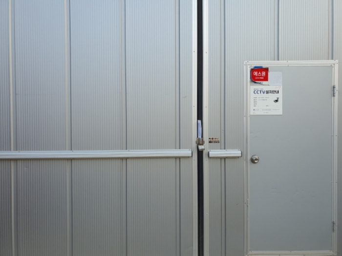 목록 9.부동산 출입문(문 틈에 안내문)