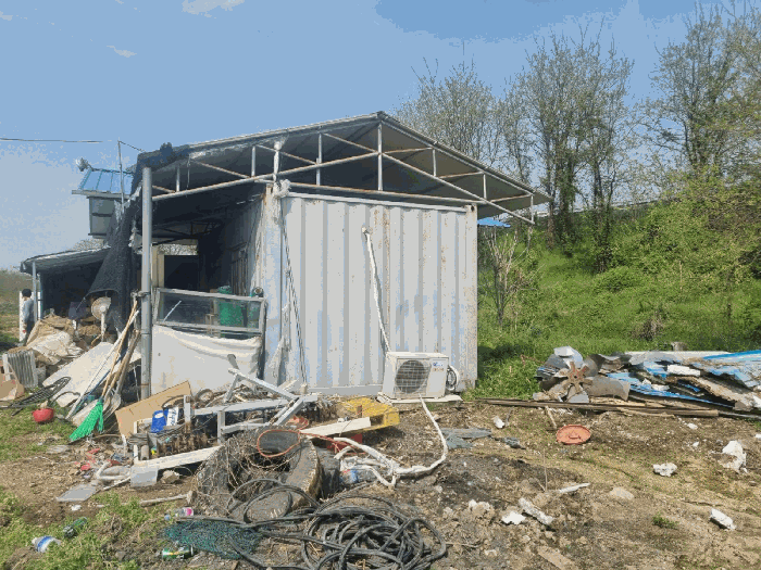 제시외건물 ㄹ 및 기호(3) 지상 컨테이너 전경