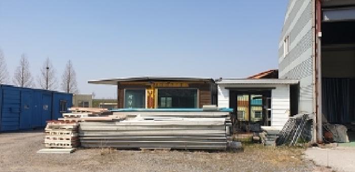 3번 부동산 건물 서측 지상 제시외 조립식 건물 1동 모습