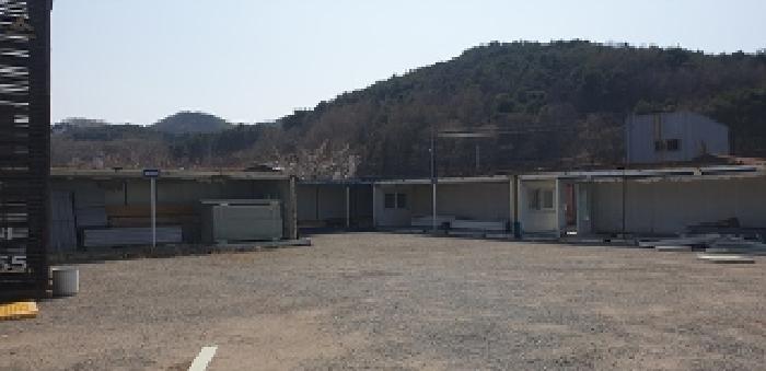 1번 부동산 지상 수개의 컨테이너 모습