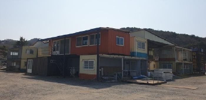 1번 부동산 지상 수개의 컨테이너를 연결한 건물 모습