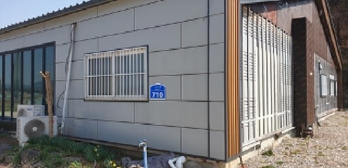 7번 부동산 지상 8번 부동산 건물 도로명표지판(서부로710) 모습