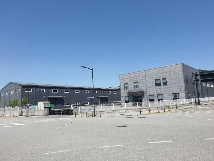 [대상물건 전경 -남동측 도로건너편에서 촬영]