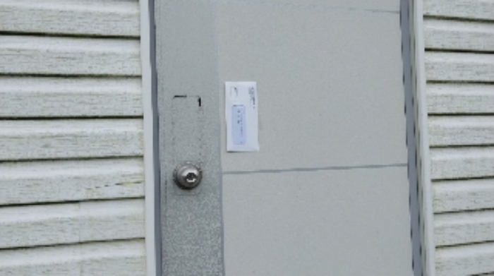 소재지2(금백조로 267) 제시 건물 뒤편 출입문에 부착한 안내문