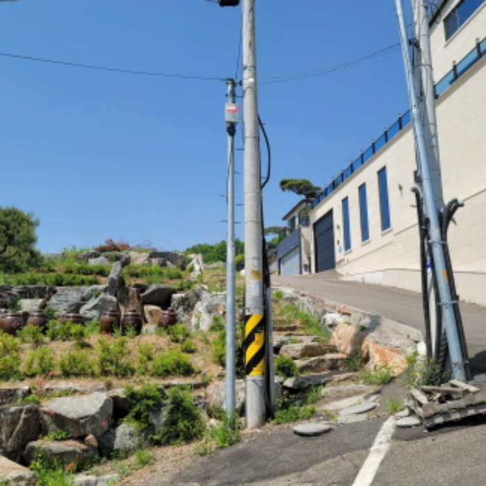 목록4 토지 전경(제시외 정원석 다수 있음)