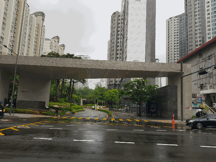 본건 소재 단지 진출입구(동측에서 촬영)