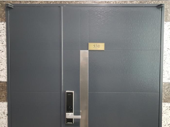 530호 출입문