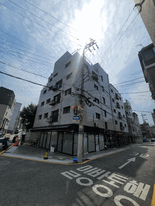 본건 소재 건물 전체 전경