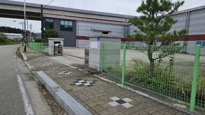 1지상 펜스, 출입문