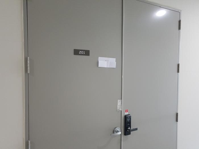 201호 출입문
