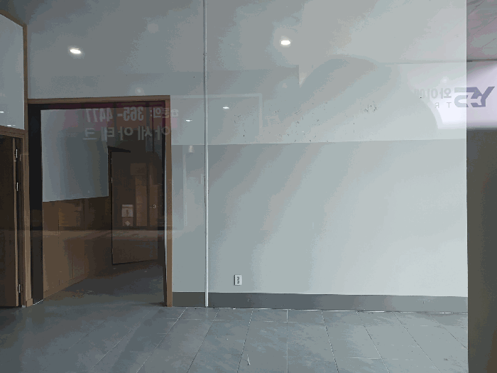 대상물건 내부

시건장치되어 외부 유리창에서 촬영함